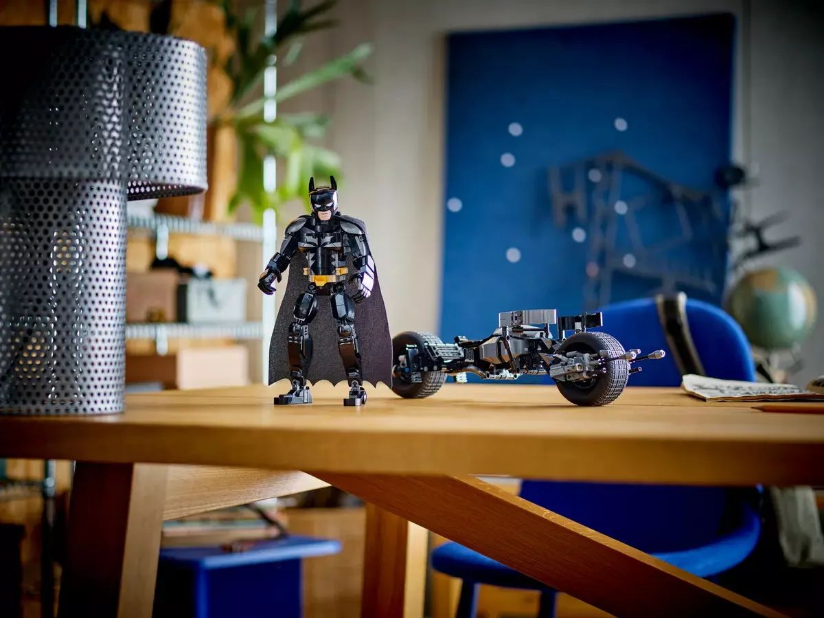 LEGO DC Super Heroes Batman Construction Figure and the Bat-Pod Bike 76273