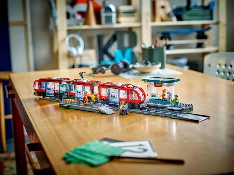 LEGO City Downtown Streetcar and Station 60423