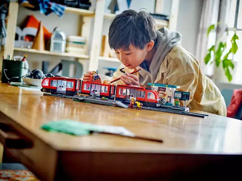 LEGO City Downtown Streetcar and Station 60423