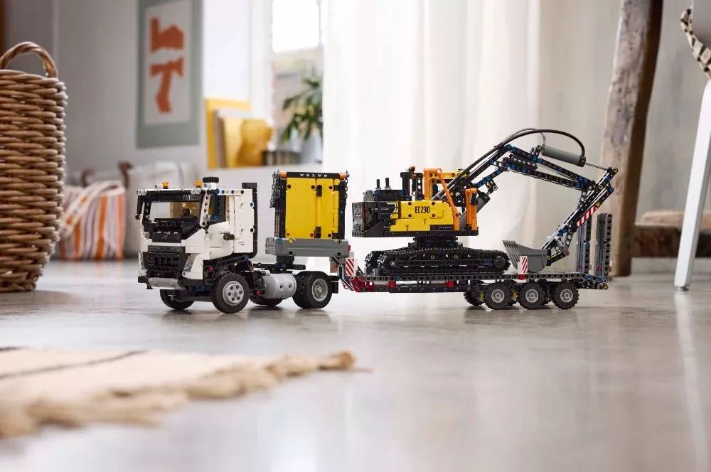 LEGO Technic Volvo FMX Truck & EC230 Electric Excavator 42175